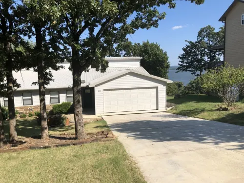 Lakefront Retreat - Stunning Views, Huge Kitchen & Neighborhood Boat Ramp