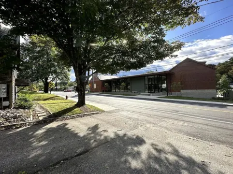 Studio Apt with Full Kitchen. 1 minute stroll over picturesque bridge into town.