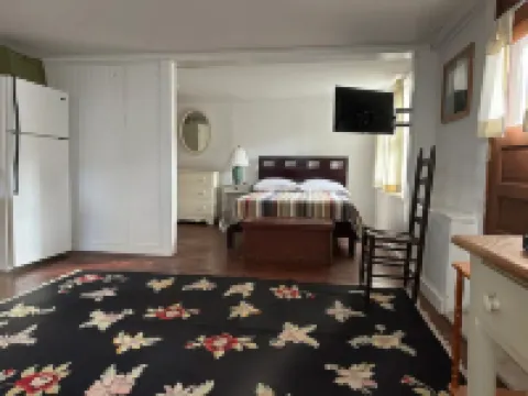 Studio Apt with Full Kitchen. 1 minute stroll over picturesque bridge into town.