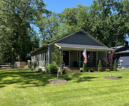 Red Oak-5 Bedroom with in Ground Pool, Fireplace-Walk to Restaurants