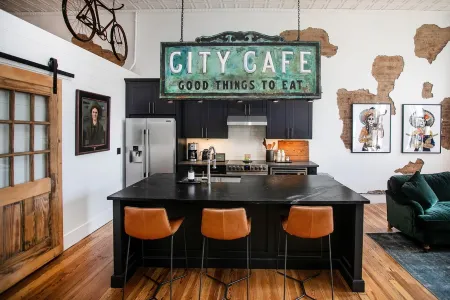 Two Lanes Guesthouse - Historic Downtown Loft Apartment 45 miles S of Nashville