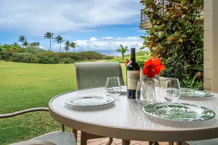 Great location, Kapalua, spacious 1-bedroom, views, walk to beach, golf, spa Отели в г. Капалуа