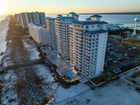 13th Floor OceanFront,Free Beach Chairs & Unbrella Service HeatedPool ArcadeGame Отели рядом с достопримечательностью «Наварр Бич Си Тертл Консервейшен Сентер»