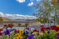 Seconds to mall and slope, 2 hot tubs,1 pool, small gym, fireplaces