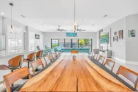 Paradise Oceanside Estate- 6 Bedrooms & 9 BR + Office + Theater Room – SLEEPS 14 Hotels in Marathon