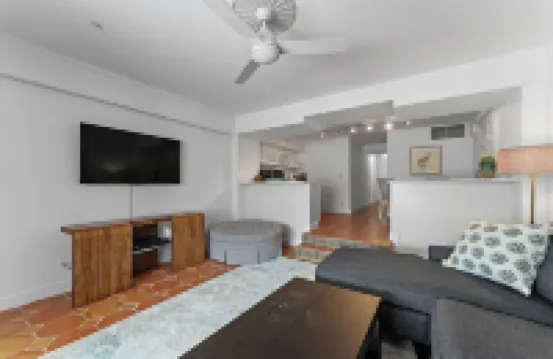 Perfect Palm Beach Location.Classic, spacious  1-bedroom condo, suite with AC.