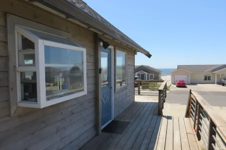 25 Steps to Sand + Sunset Views. Pacific City Beachfront Getaway!