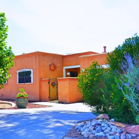 B-E-Y-O-N-D CHARMING ~ STROLL to OLD TOWN~  FANTASTIC REVIEWS