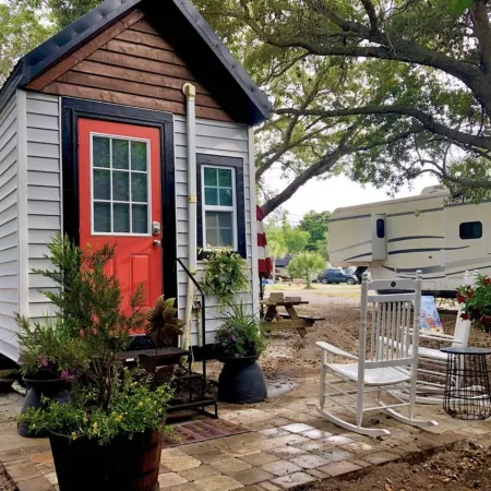 A Whimsical Tiny House, Shaded by Oaks and Near Sugar-Sand Beaches and Bay!