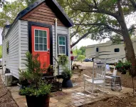 A Whimsical Tiny House, Shaded by Oaks and Near Sugar-Sand Beaches and Bay!