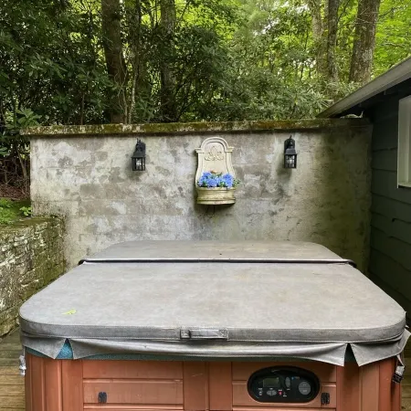 quaint cottage w/hotub & firepit-2 min -downtown Blowing Rock-pet friendly
