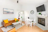 Beautiful House Sleeps 12 - Hot Tub - Breakfast - Walk to Beach