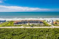 "Isle Be Unwinding" - gorgeous, spacious, and easy walk to the beach! Sleeps 8!
