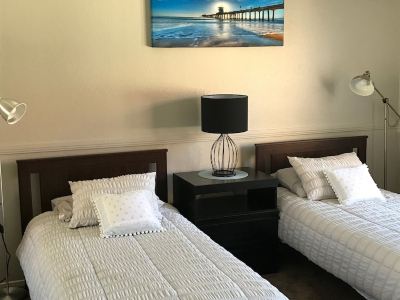Huntington Beach Townhome style apartment, close to pier, beach and Pacific City