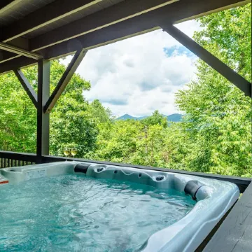 Spacious Mountain Cabin w/Beautiful View!! 3 King Beds & Spa!