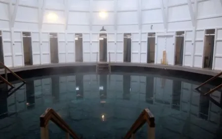 joins the hiking and biking trail. Walk to the river to fish, kayak or relax. Отели рядом с достопримечательностью «Humpback Bridge»