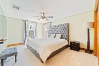 Spacious luxury home, 22 min from Boston and 20 min from Gillette Stadium.