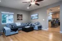 Xenia Retreat- North Roseburg Area Family Retreat with Seasonal Pool Hotels in Roseburg North