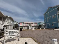 Steps to the Beach! Tradiontal beach bungalow. Hooked On a Feelin' -II Sleeps 10