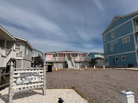 Steps to the Beach! Tradiontal beach bungalow. Hooked On a Feelin' -II Sleeps 10