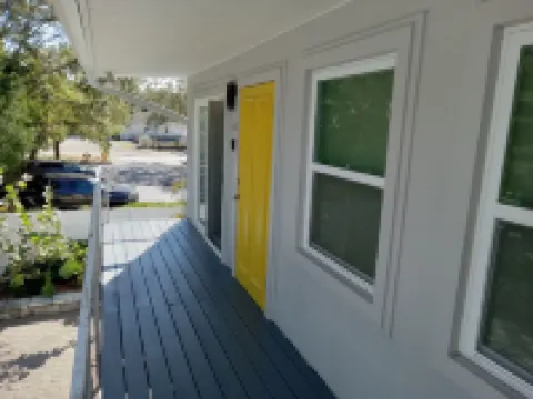 2nd floor Apt C. 1 mile from waterfront and downtown. Just 2 miles from beach!