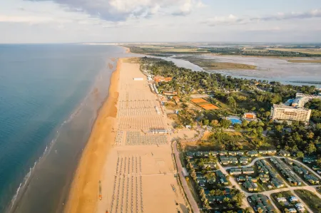 Modern Flat with Big Swimming Pool and Balcony