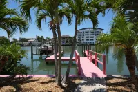 3 min to beach ~ 2 bed ~ pool ~ free parking