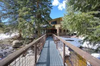Creekside Luxury Retreat • 8Br • Walk to Shops, Dining & Shuttle • Sleeps 22