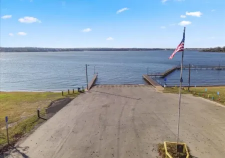 Cozy 3-bedroom house with AC and WiFi in awesome Log Cabin