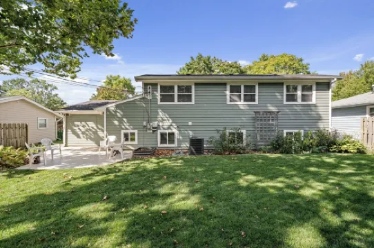 Peaceful Cozy Home with Well Equipped Kitchen, WiFi, & King Bed in St Charles