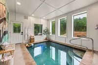Prime location, Dollywood, 4 minutes to Parkway, No steep roads, Indoor pool