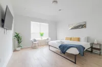 4BR/3.5BH Private Pool: 5M Airport, F1 & 2300 Sqft Mesmerize附近的飯店