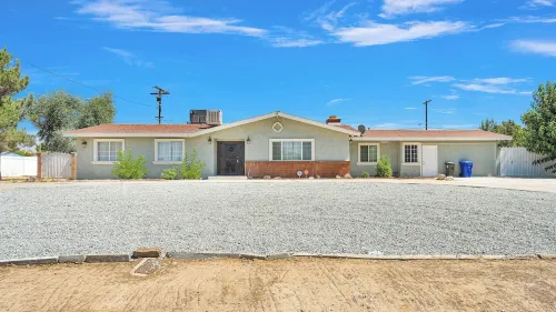 Charming 3-bedroom house in Pleasant Apple Valley with AC, WiFi