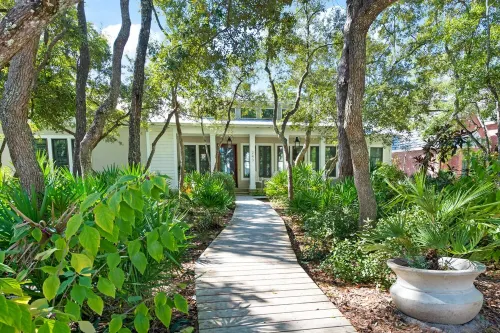 Next to Seaside! Luxury Finishes. Small Dogs Allowed. Heated Pool. Bikes. Beach! - 4-Star