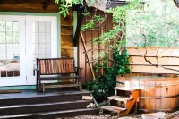 Forest Cottage – Sauna + Soak Tub + Luxury