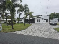 Charming barn in adorable North Fort Myers with AC, WiFi Hotels near The Shell Factory and Nature Park