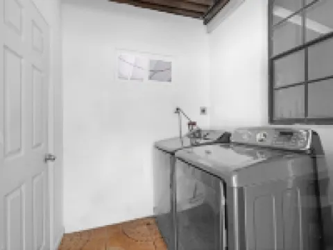 Great Family home by airport with large pooL/yard Hotels in Hialeah