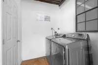 Great Family home by airport with large pooL/yard Hotels in Hialeah