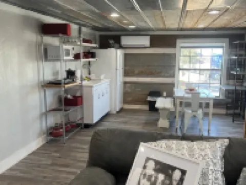 The Yellow Rose, Near the Square, Renovated & in the Heart of the Hill Country 梅森酒店