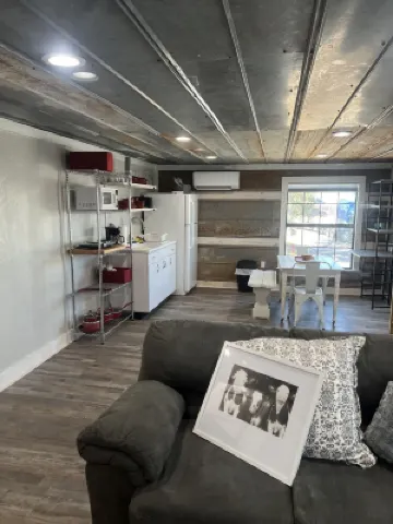 The Yellow Rose, Near the Square, Renovated & in the Heart of the Hill Country 梅森縣酒店