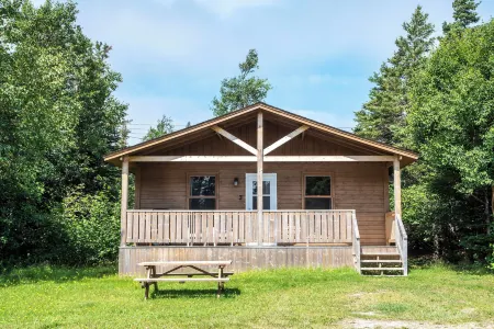 Mountain Waters Resort Отели в г. Division No. 9 Subd. H