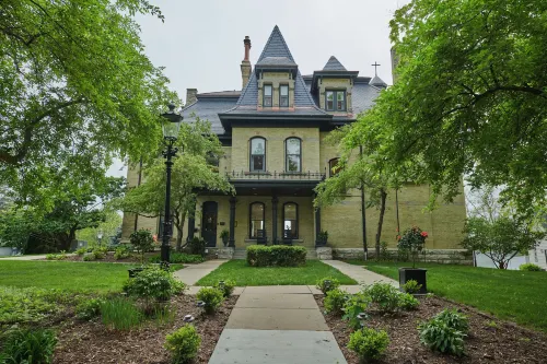 Mon Bijou Hotels in Oconomowoc