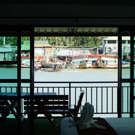 Chaiyai River Front Hotel