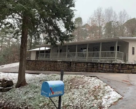 Charming 3-bedroom 2 bath house with WiFi and AC in fabulous Paris Arkansas Hotels in Paris