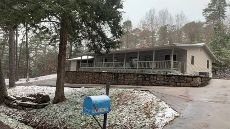 Charming 3-bedroom 2 bath house with WiFi and AC in fabulous Paris Arkansas Отели в г. Logan County