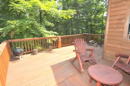 Almost Heaven - Grill, 2 King Beds, Wifi, Deck, Pool Access, Hiking, Wood Stove, Family Friendly Отели рядом с достопримечательностью «Парк штата Беркли Спрингс»