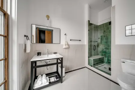 The Emerald Boutique Stays Отели рядом с достопримечательностью «Spanish Moss Trail»