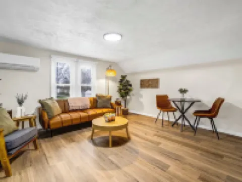 New! Renovated 1BR w/ King: Modern Comfort Ξενοδοχεία στην πόλη Berea