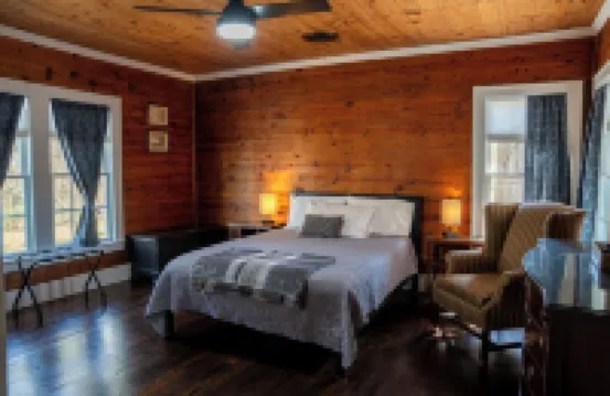 Blue Oak Haven in the heart of Lufkin, TX is stylish, updated, and roomy.