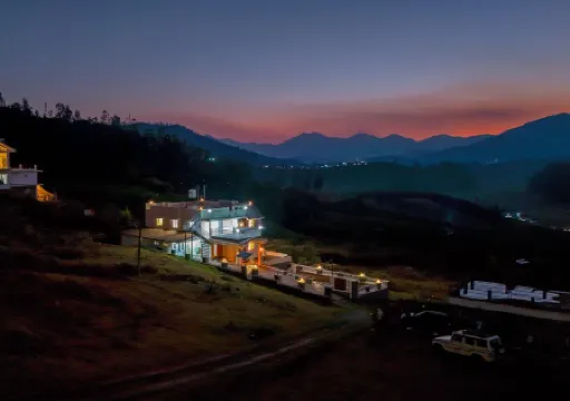 Vihani's Western Clouds by VOYE HOMES